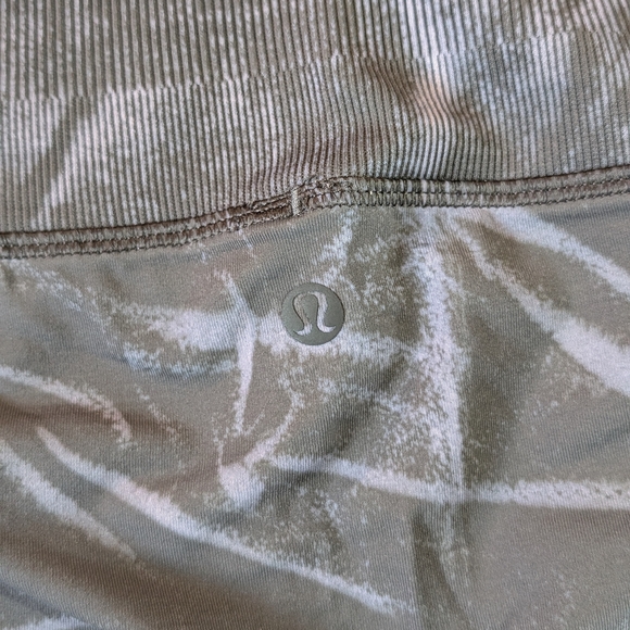 lululemon Abstract Gray White Ankle Leggings Women’s Size 8 Knit Comfort - Picture 2 of 5